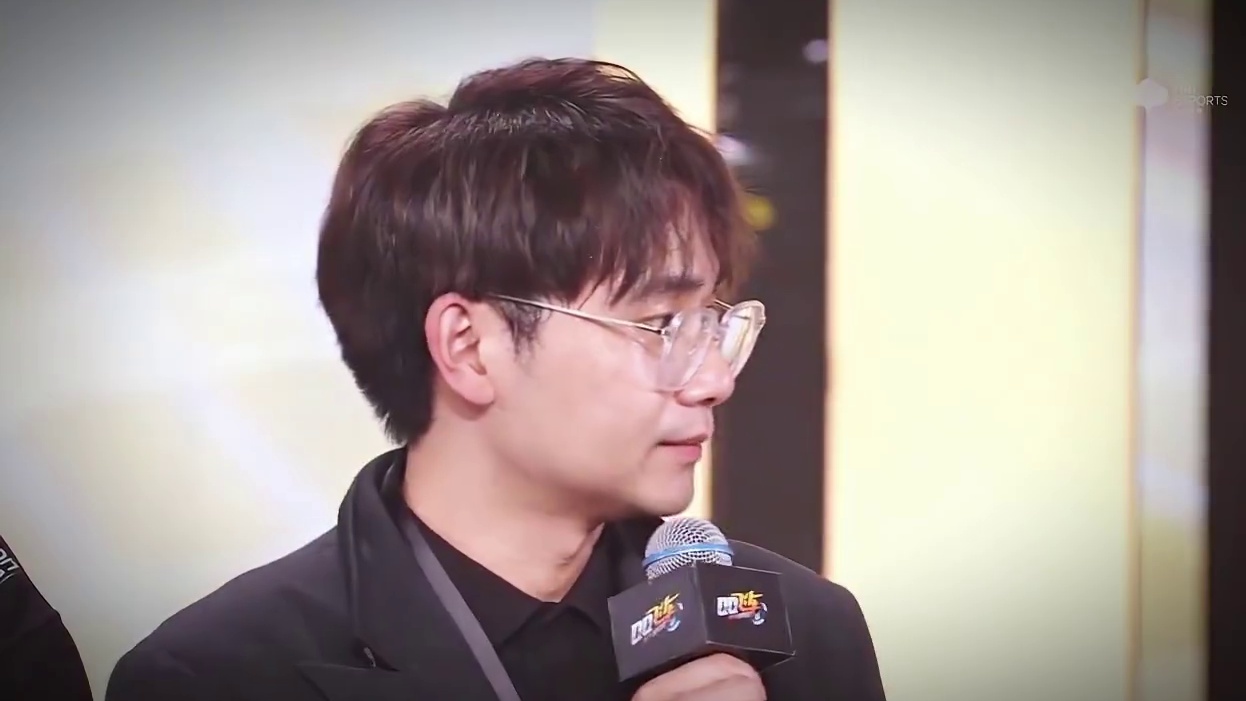 曾站在巨人的肩膀上，也曾深陷争议与质疑，他们默默耕耘，用自己的力量扛起大旗，登上更高的山峰！少年们的