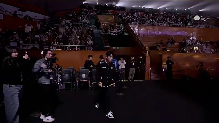 恭喜狼队 获得2025年QQ飞车手游S联赛年度总决赛冠军！ 无数日夜的飞驰与蓄力皆在此刻化作璀璨