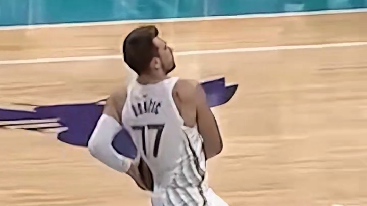 队友嘲笑卢卡的上篮