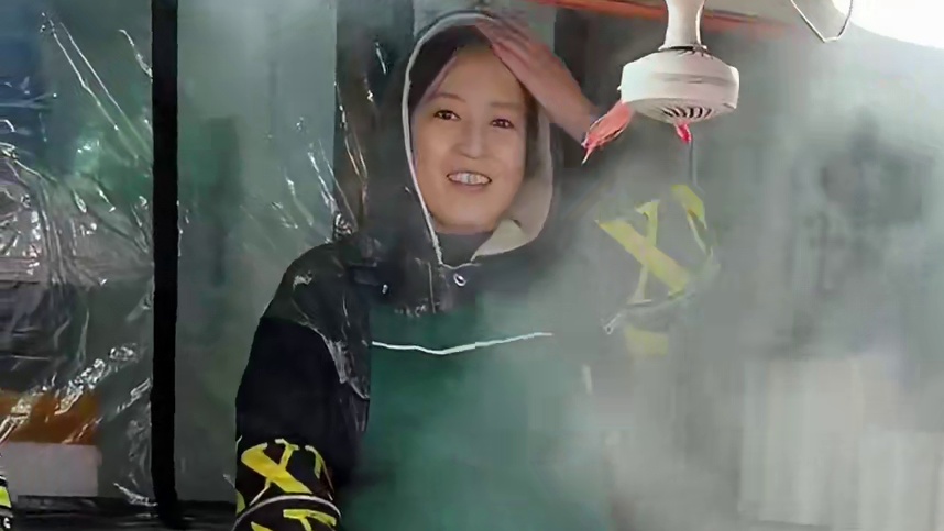 带你们看看，东北路边摊鸡蛋饼能有多大？