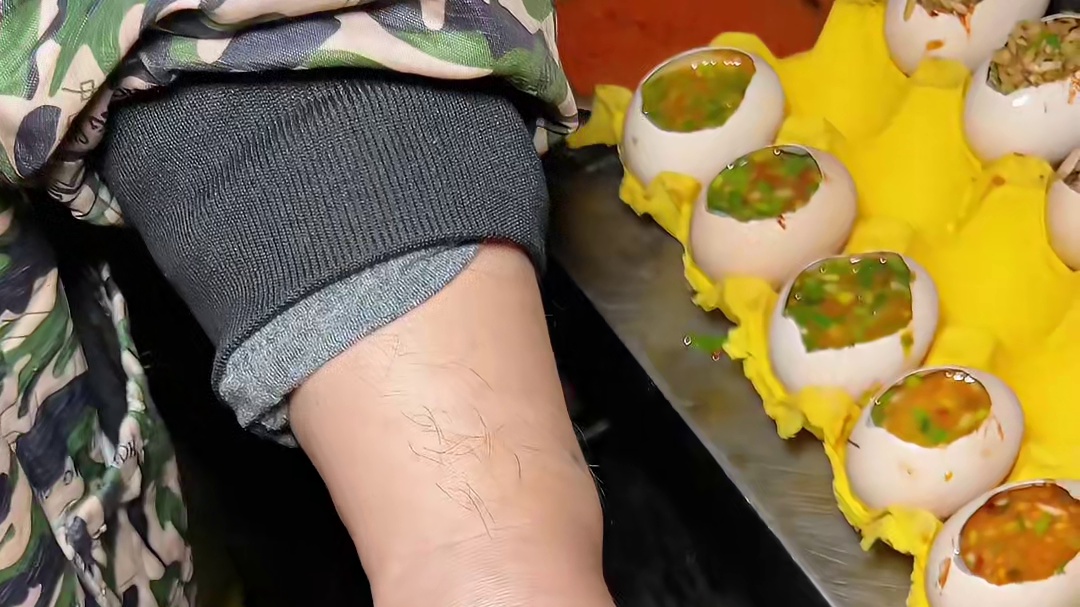贵阳街头特色炭烧蛋，大哥自创美食外地都吃不到