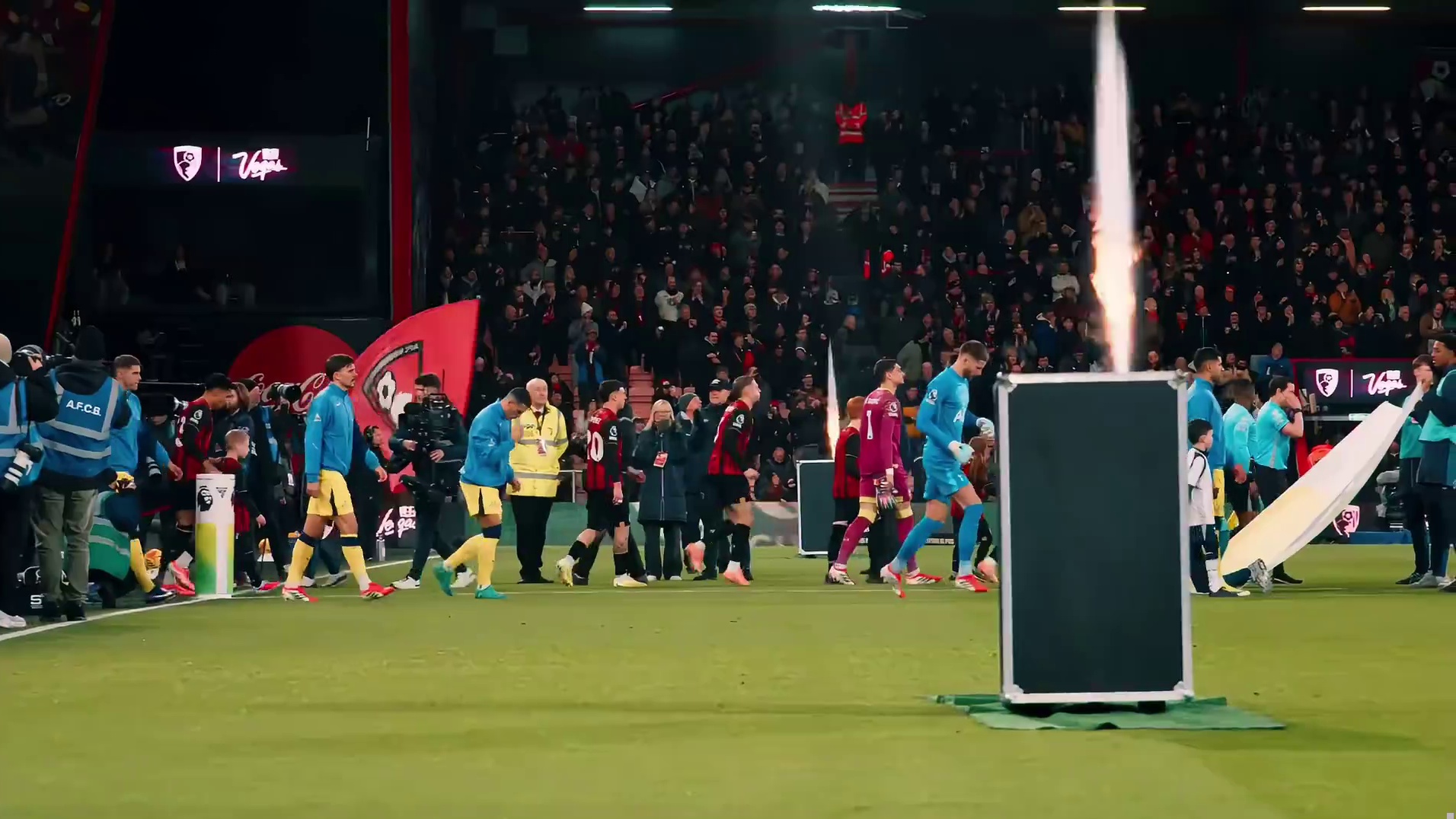 三天前伯恩茅斯告别战绝杀，加盟曼城首秀即传射建功