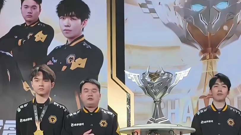 年总夺冠直击！这一次金色的雨为狼队十二冠而落下