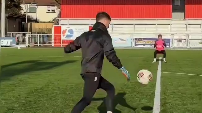 门将的独门脚法，把球门变成自己的秀场！