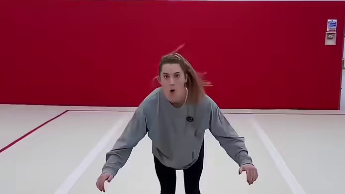 极限跳跃挑战，路姐要在越来越小的乐高碎片圈圈里进行后空翻。