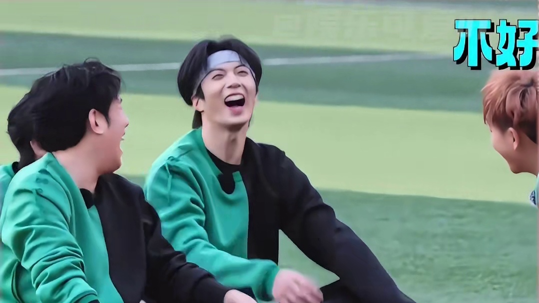 大家当着黄子韬的面，“调戏”徐艺洋！