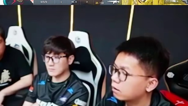 闪光闪队友，打道具不敢突破，白鲨最近迷之操作频出，念旧天天看比赛遭老罪了，旧少队危速归！