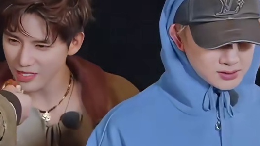 沈腾：说不出啥味道这鸡翅。范丞丞：再收个汁就好了。你确定吗？