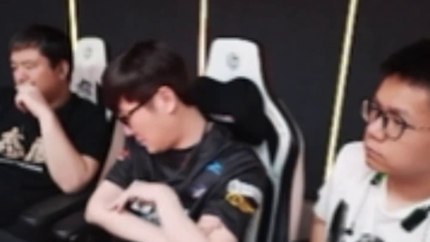 老白谈赵国建和诺诺不干的原因 赵国建把精力都放在晚上打对掏 诺诺动不动就迟到半个小时以上 很讨厌不把