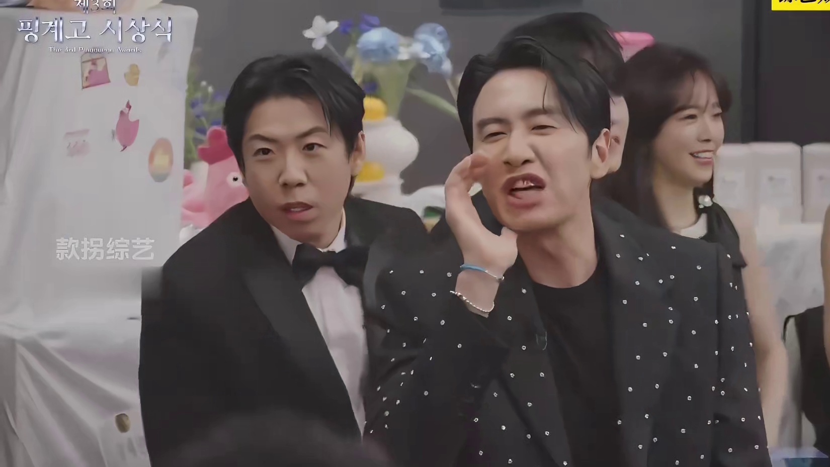 一秒变怂！当电梯战神遇到长颈鹿，李光洙一秒就被吓哭！