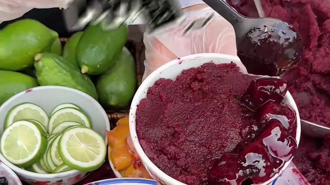 谁能拒绝一碗乌漆嘛黑的冰汤圆呀！超级无敌糯叽叽！