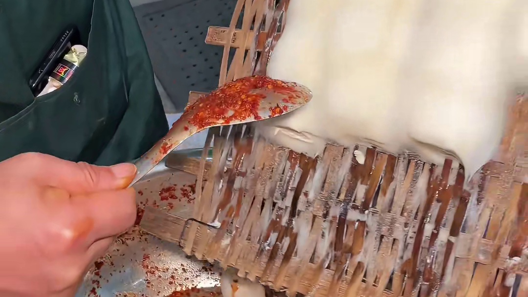 重庆街头20块一板的霉豆腐  吃过的朋友说说是啥味的哇～