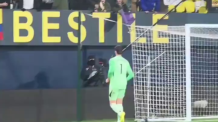 重回西甲榜首，库尔图瓦将自己的手套送给球迷