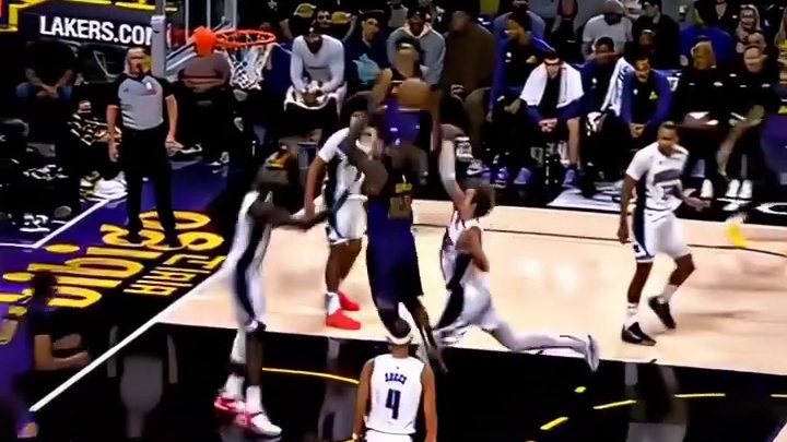 詹姆斯隔扣 把队友都惊呆了