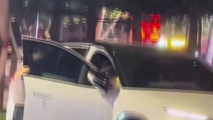 我终于逮着你们俩个了