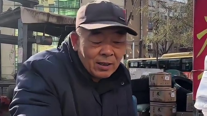 东北街头12一份的老郭头铝盒饭，嘎嘎好吃