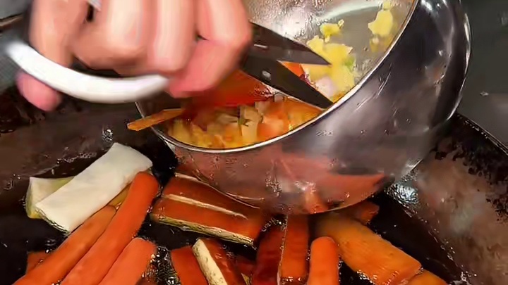 成都菜市场焦香的剪刀土豆！加肉加肠好好吃