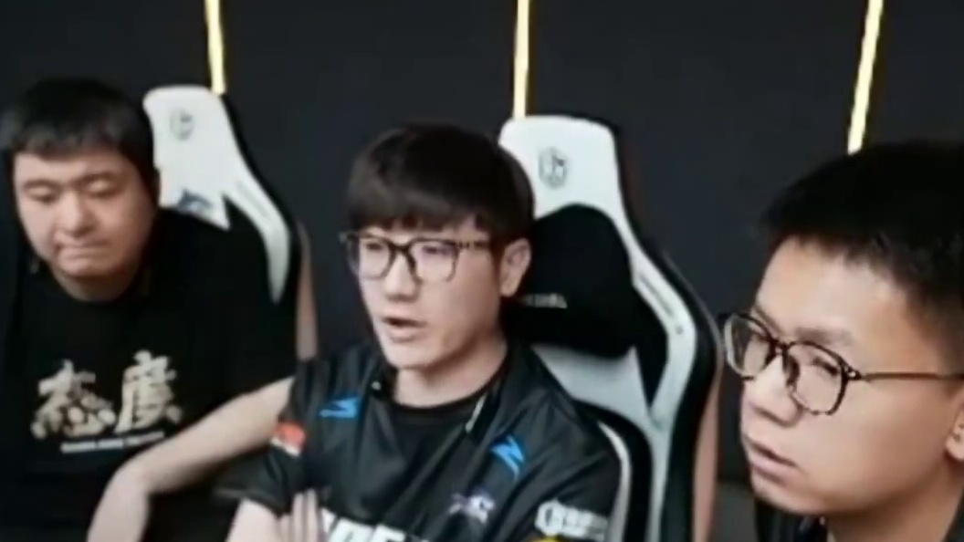 老白看白鲨4v1残局差点输了直接拉拉脸直言输了今天成都这六个人包亖