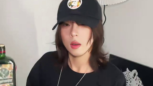 一起出界更锋芒吧 每个人都是独一无二的，我们都不该被定义，做独属于“我”的自己，出界更锋芒！悄悄说，