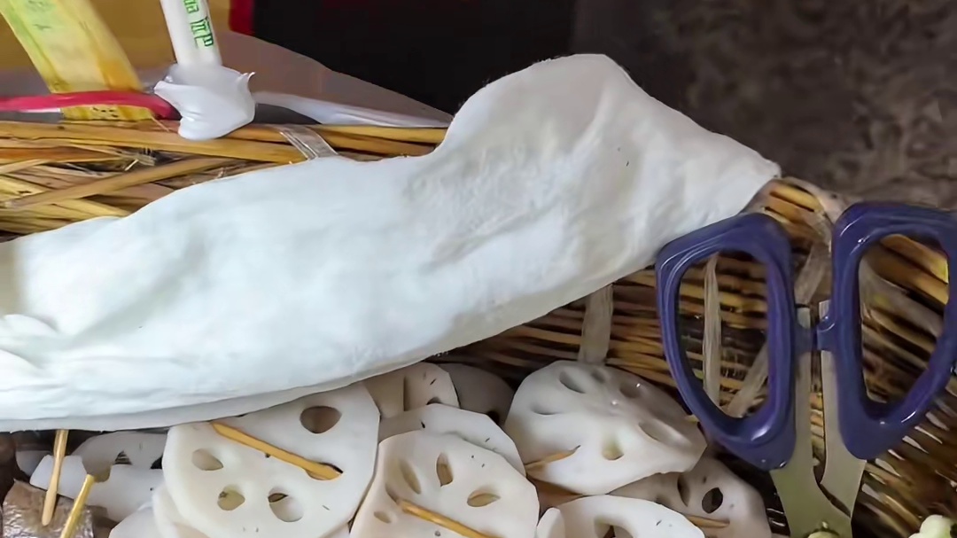 重庆轻轨站出口的麻辣串串，爷爷真的好和蔼可亲，还有秘制的辣椒油好香！