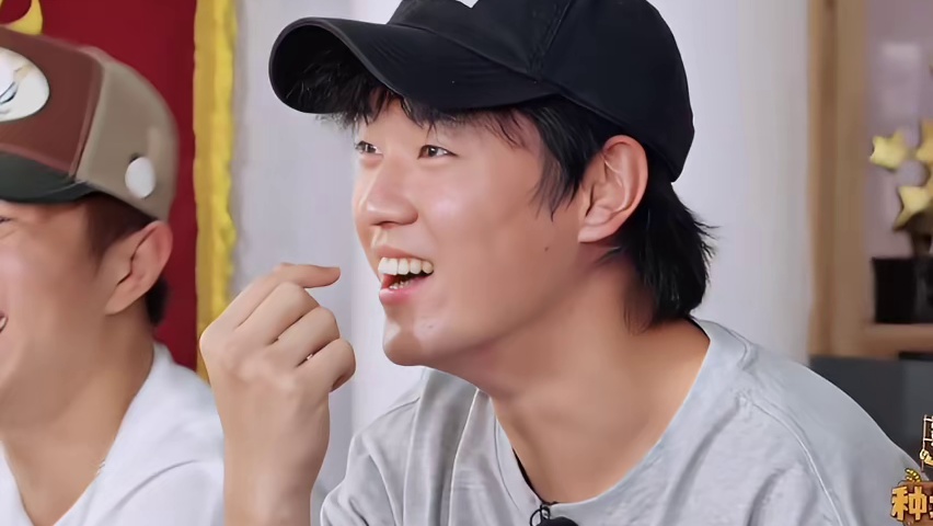 老师我感觉我人中痒痒的，笑不活了