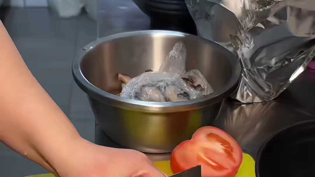 丹东安东老街里偶遇用锡纸包着的米线！