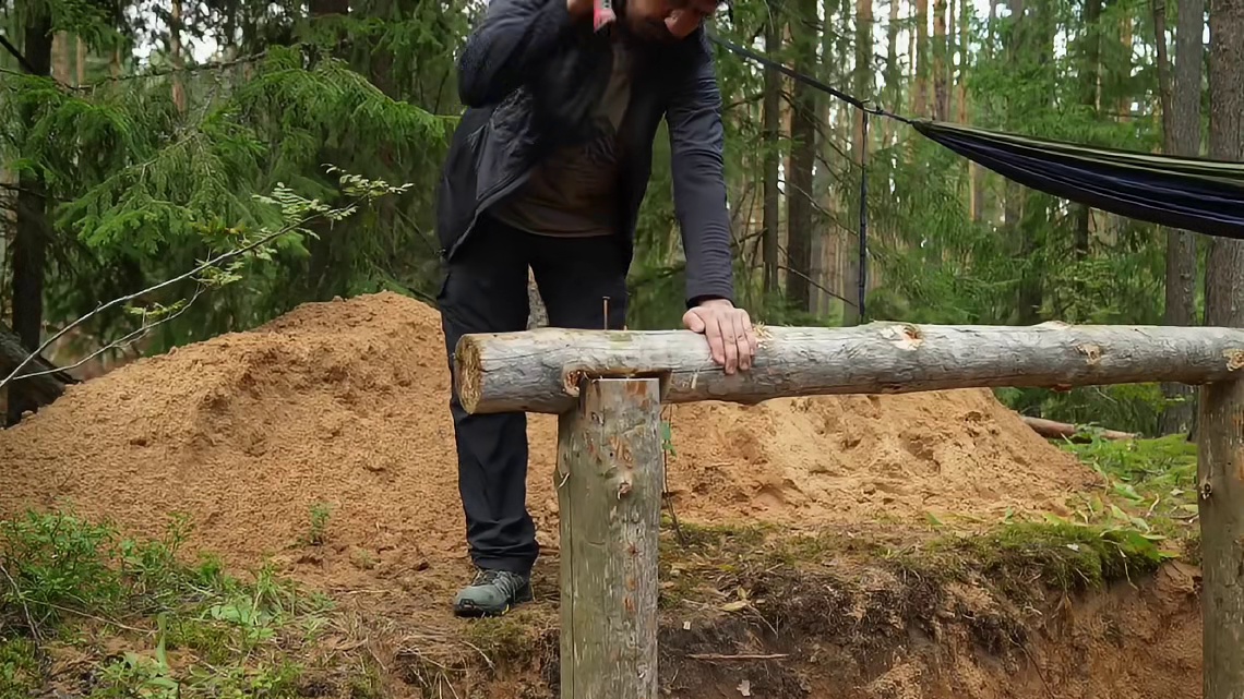 第1集：外面零下三十度刮着暴风雪，男人却能在野外住上温暖的小屋