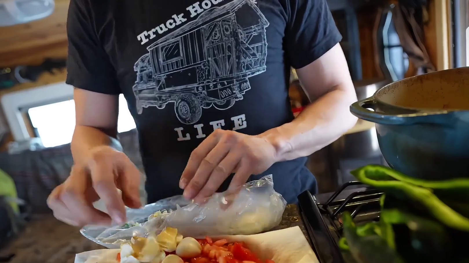 第2集：开着自制房车，在阿拉斯加露营生活，遭遇一场暴风雪停车休息