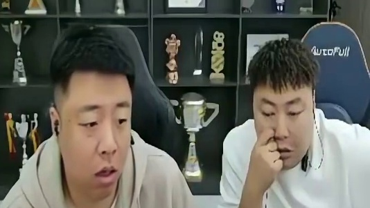 各大职业选手们看，宠儿残局四杀。QBZ准的扛不了乱杀，全员表示准。