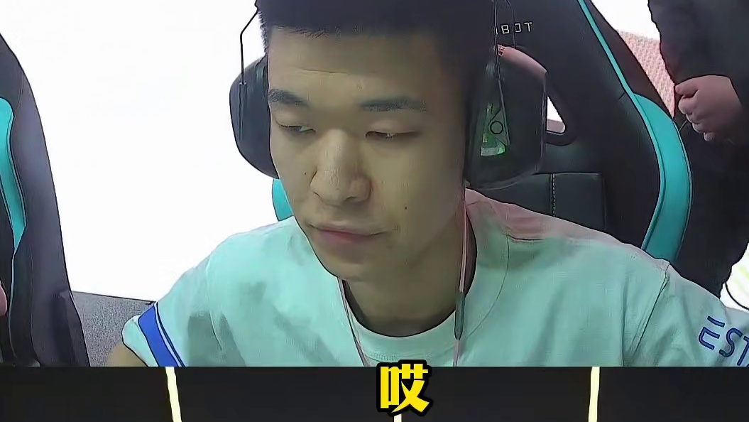 老白夸赞小将文博首秀发挥不错，念旧调侃看发型就知道是猛突破手