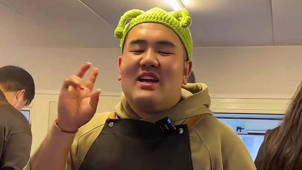 街头再次偶遇老嫂子炸串！真是一个快乐的路边摊