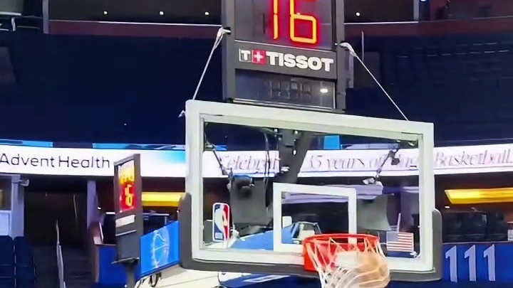 威少赛前底角远投一箭破空