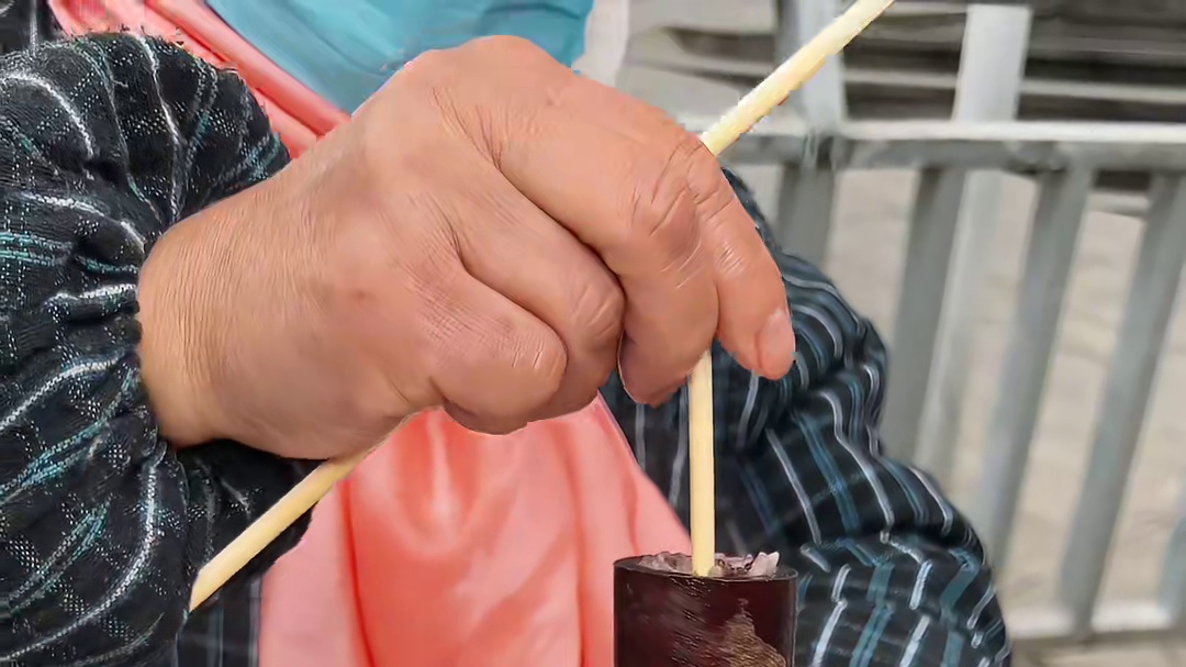 郑州街头竹筒粽子，3元一个，第一次见包在竹筒里的粽子