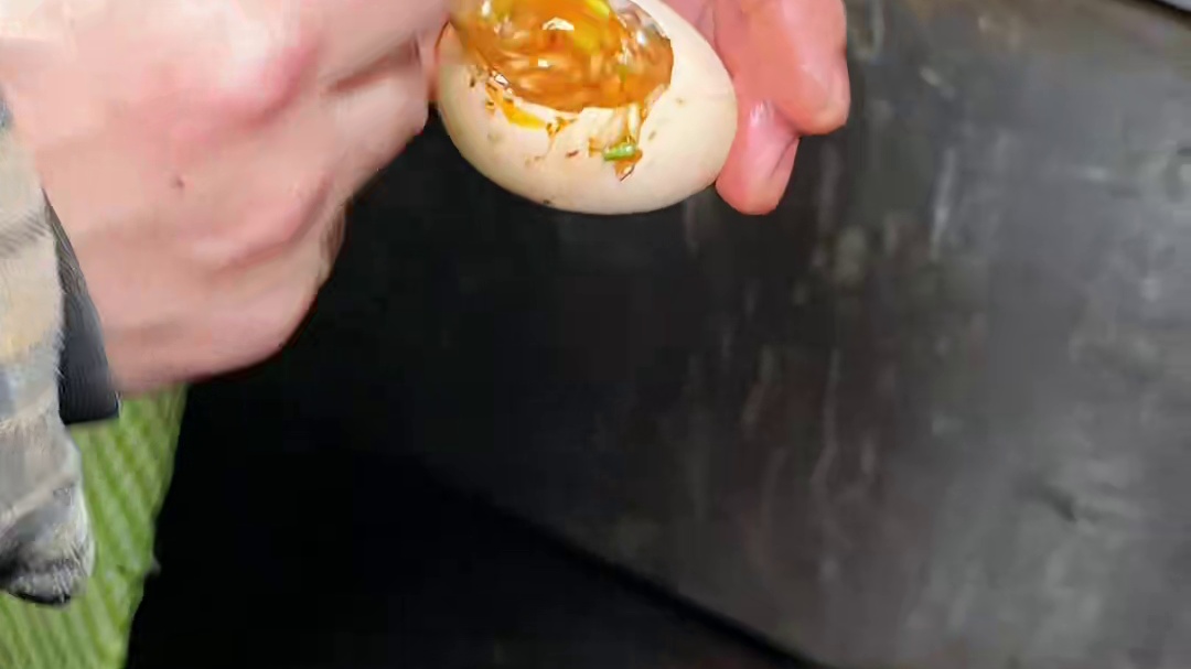 贵州街头炭烧蛋，3元一个，大哥自创美食第一次见