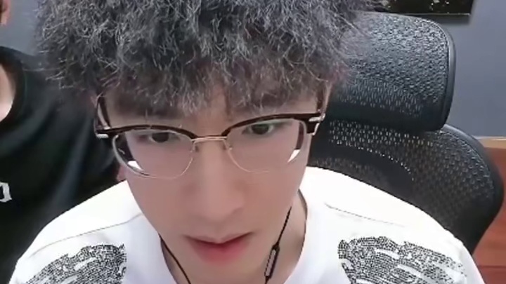 蔡哥两百游戏时长玩狙是这样的？！