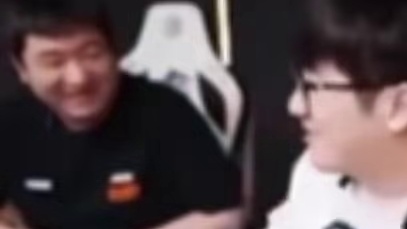 老白：兄弟们我找石头买冬眠能卖吗？红旗：能卖，把失心小威还给他呗 老白直言小威失心你们好好练 红旗给