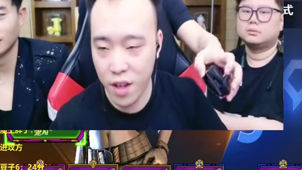 绿豆现场展示，瘦子握鼠标的方式，说小时候不这么握着 在网吧容易被偷鼠标穿越火线