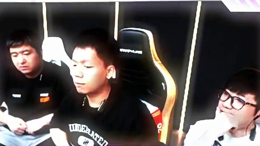 First下水道的这一狙是否让你想起有一年的总决赛 欧欧一走一过一发带走潇潇。#CFPLS27 #2