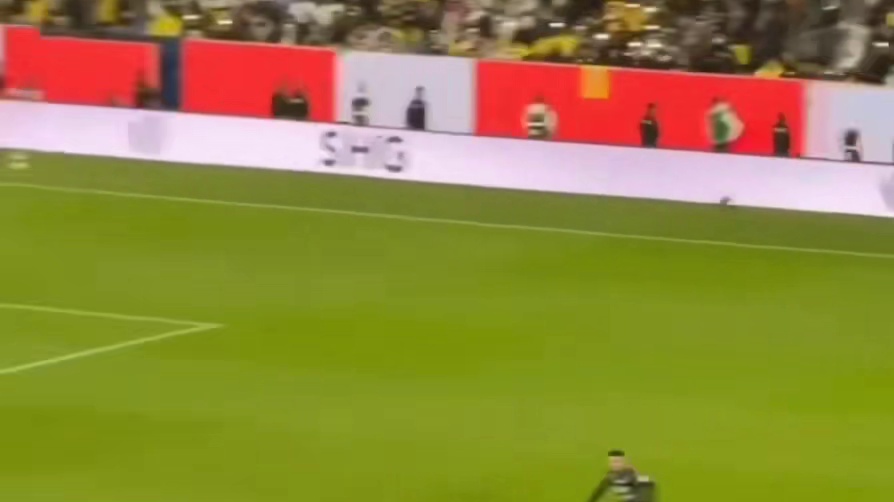 太可惜了 c罗错屡失良机 进球被吹。