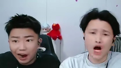 各大职业主播们看，YZK鹰眼残局旋转跳跃USP反秒两人，鹏队当场没心态