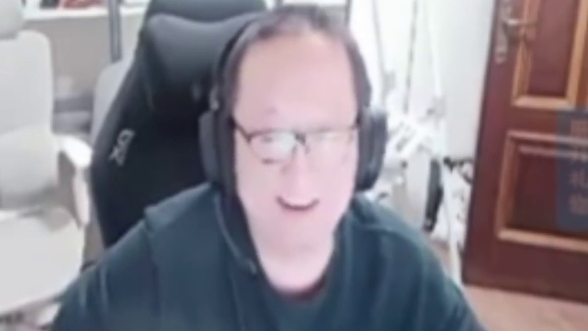 倔鸡表示石头现在没心情红包局 后面打LGD赢了应该就有了 输了那就和天荒练枪准备上场吧