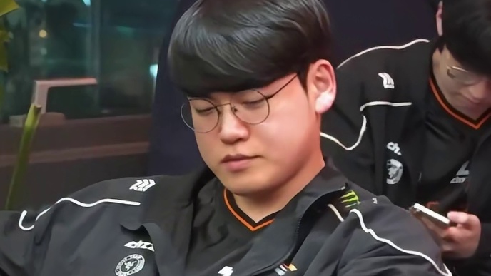 LCK创最逆天赛制！T1全胜无法晋级，sask看宙斯姑妈恐被淘汰 #