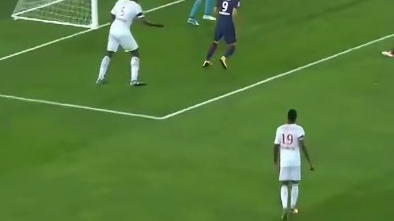 内马尔在球场飞驰，那是足球激情在燃烧！