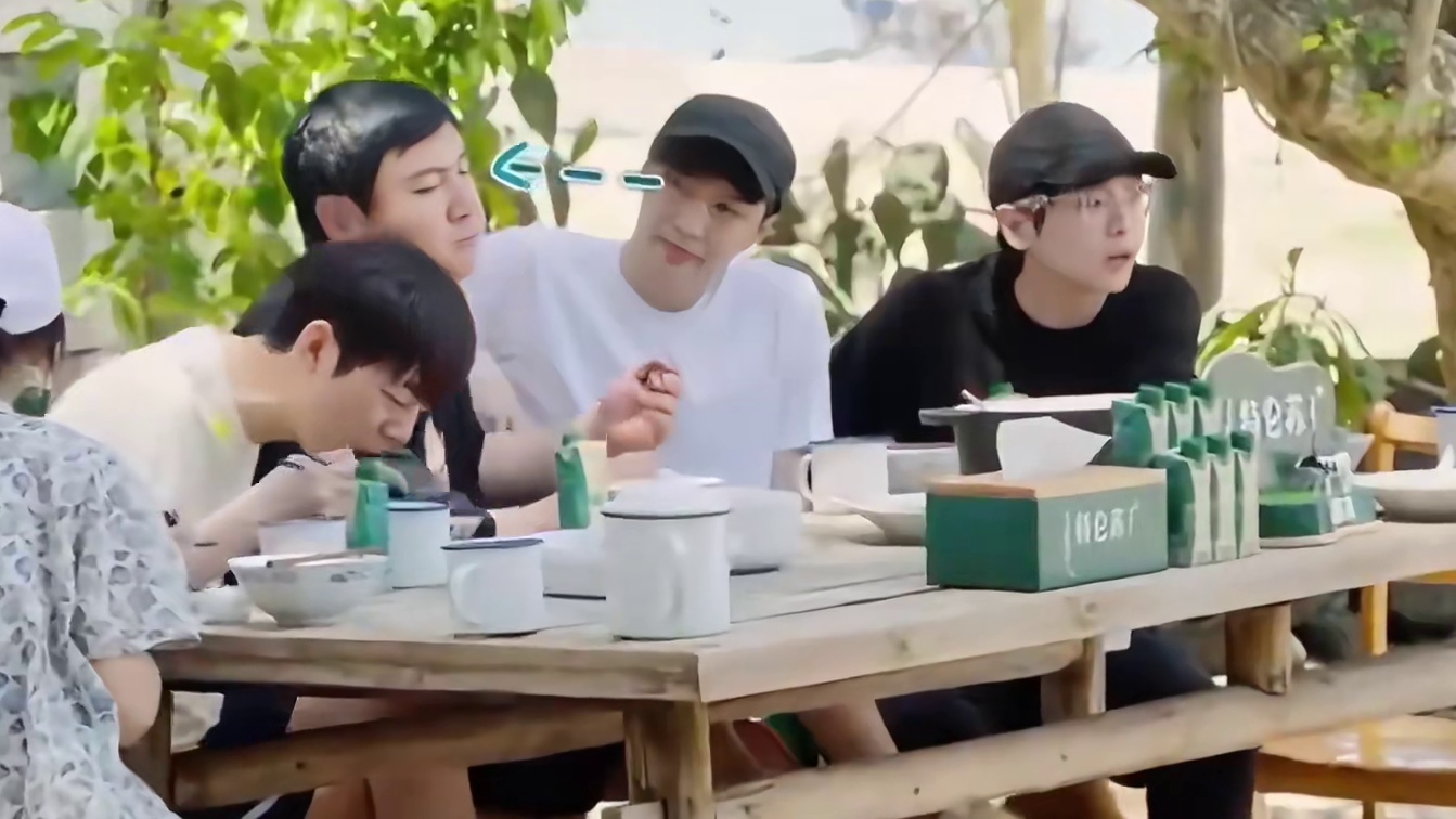 沈腾：艺兴这是笑哪天的事呢？张艺兴：我看你就想笑！