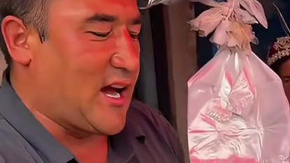 新疆街头馕包羊肉串 大串羊肉配上一个馕 吃的饱饱的