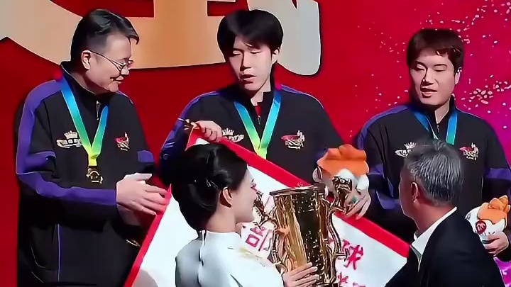 太搞笑！奖杯太沉就拿锦旗!王楚钦孙颖莎一样800个心眼子！