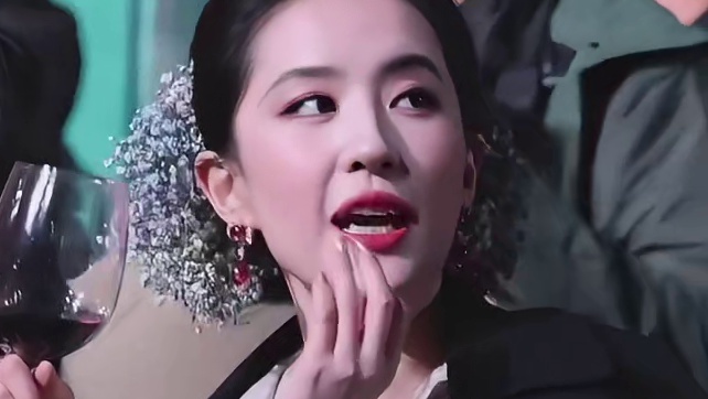 满天星在她头上都让人觉得是满钻，人怎么能美成这样