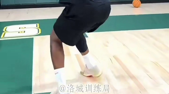 王俊杰连续转身 王俊杰旧金山大学训练，连续转身后仰投篮