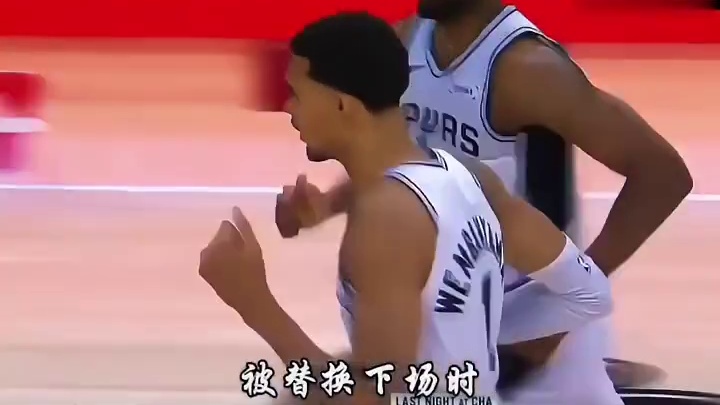 超远滑翔单臂劈扣太精彩，文班狂砍26+12打爆老鹰内线