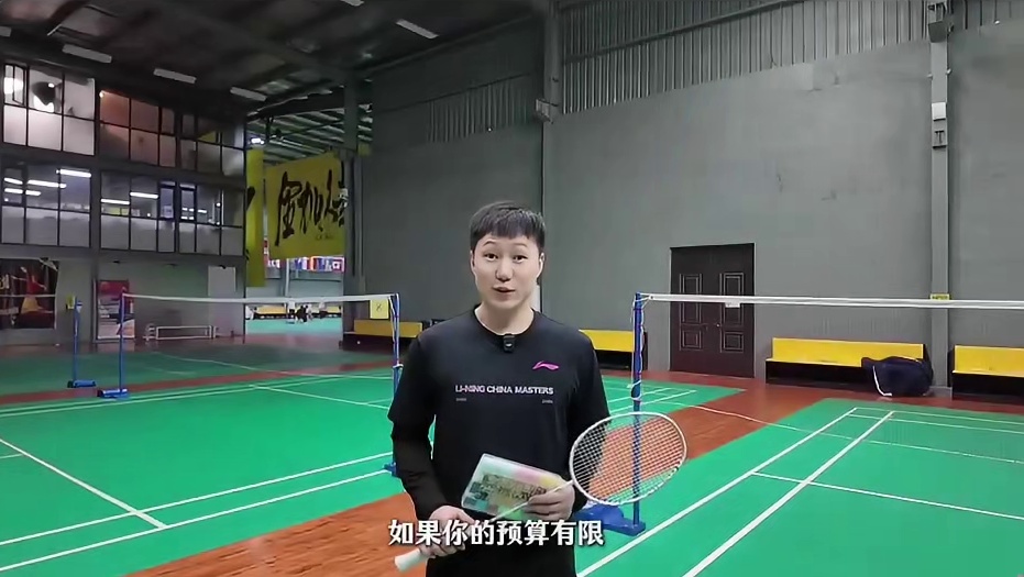 测评爱玩抽象的手胶，奶了只狗送球友 名字很抽象，产品就不抽象，上手很涩软，杀球就不手